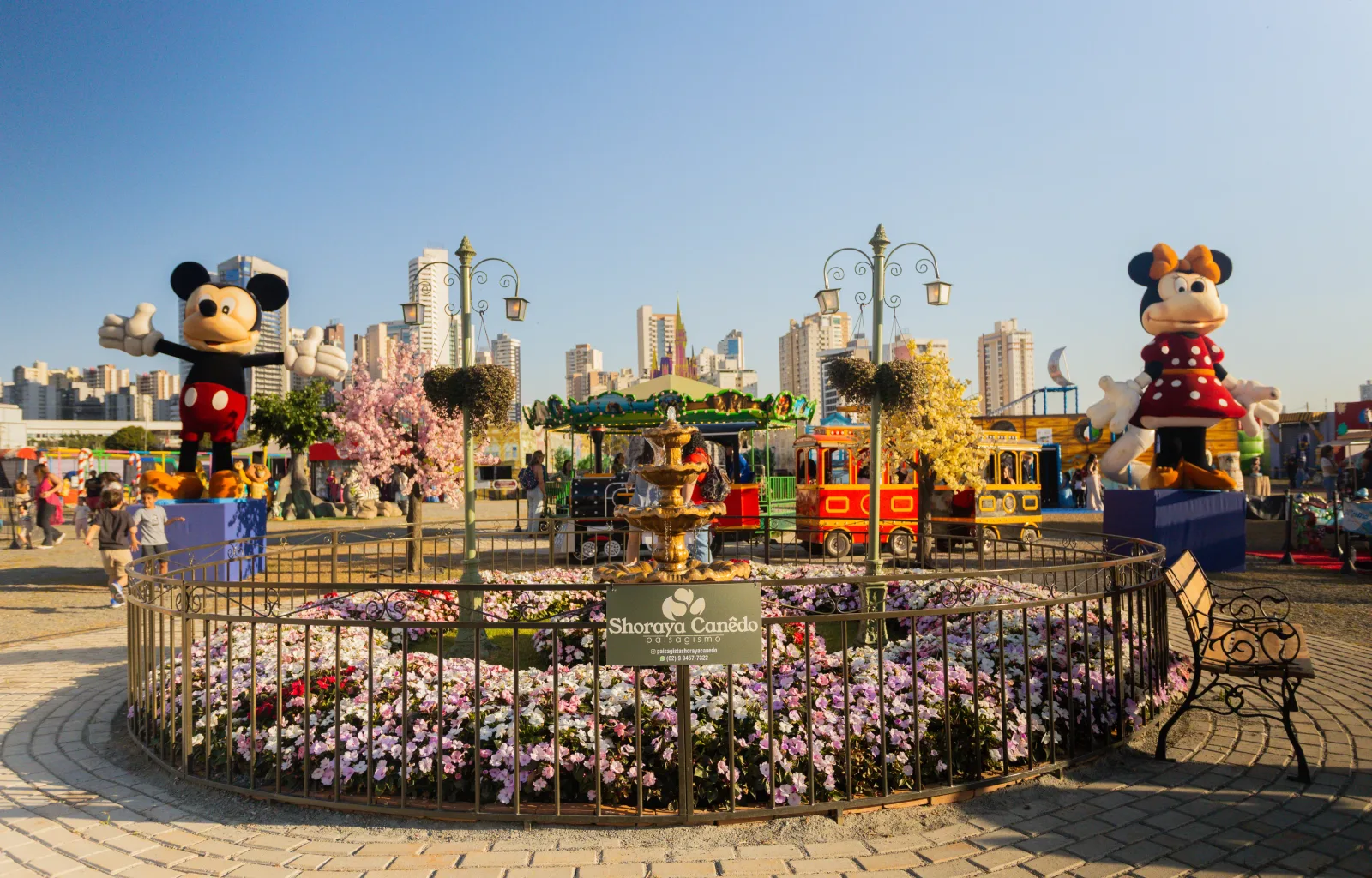 Vista do parque com Mickey e Minnie